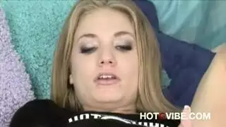 فتاة شابة تملأ فرجها بقضيب اصطناعي