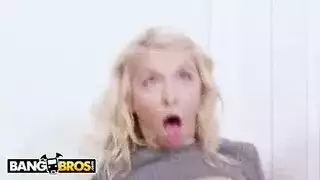 ثلاثي مثير: الخادمة الناضجة والفتاة الصغيرة تشاركان شاباً مُعَزَّزاً