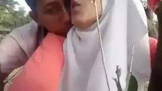 ثنائي مغربي ساخن يتبادل القبلات الرطبة والمغازلة الحسية