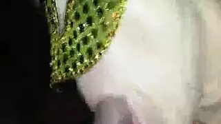 معصوب العينين تخوض الثدي