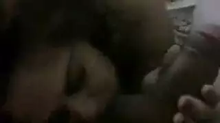 يربيط البنية يضربه