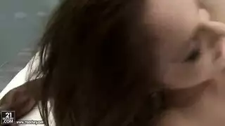 قضيب أسود طويل يستأجر عاهرة للجماع المكثف