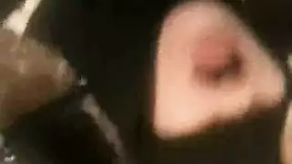 محجبة تمص بعمق ثم تمارس وضع الكلابي بقوة