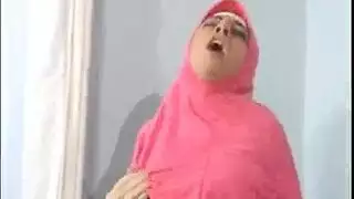 عاهرة جزائرية محجبة تركب قضيب فرنسي في فيلم إباحي صريح