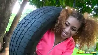 أفلام إباحية في الأدغال: عاهرة سمراء تركب قضيب تحت الأشجار