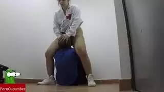 ممرضة مثارة تفتح ساقيها لعامل الصيانة ليحلق ويلحس كسها ثم ينيكها