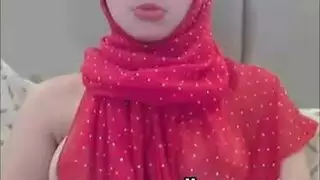 فتاة الكام الجزائرية عزيزة تخلع قميصها وتكشف أثدائها الممتلئة