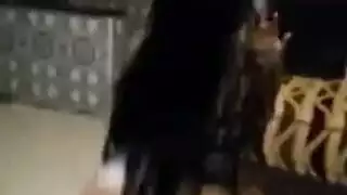 عاهرة جزائرية ساخنة تستمتع بـ جنس مزدوج قاسي وقذف داخلي