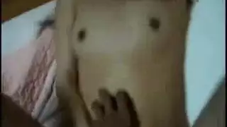 فتى آسيوي نحيف يتوق للعب بطيء في المؤخرة طوال اليوم