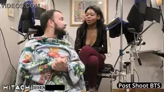 مشهد جنسي مثير: الطبيب يجعل المراهقة تبلغ ذروتها بقوة بلعبة العصا السحرية