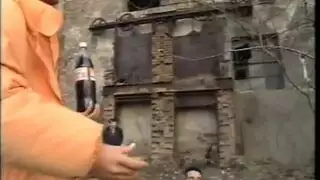 احتفال جنسي في الغابة: شابان قويان يحفران فتحاتها الضيقة