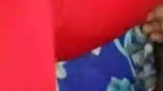 امرأة سمراء ساخنة ، حصلت آريا فيسير على مارس الجنس في موقع على طراز هزلي ، من قبل بستانيها الجديد ، في منزله