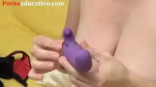 شاب عربي بيخون مراته مع مرات اخوه مسافر في بيتها وهي بتلعب هدومها طبيعي