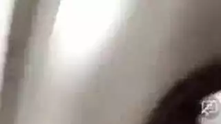 عاهرة آسيوية سمراء تُمارس الجنس بقوة في مشهد عرقي صريح