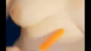 شقراء بباروكة وجوارب تتعرى لعرض جنسي تحت الشمس