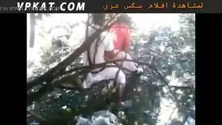 بورن متخفي في الأدغال: يصورها تأخذه في دبرها