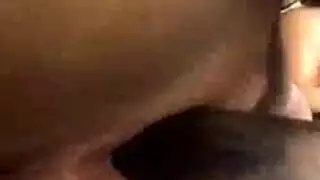 امرأة ممتلئة الجسم ذات حلمات مثقوبة تأخذ قذفاً على وجهها وتبتلع