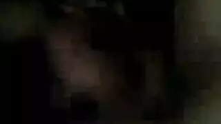 فتاة سمراء تركب عمودًا سميكًا صلبًا