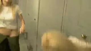 رجل عجوز قرني يحصل على مص مزدوج من فتاتين شابتين في السرير