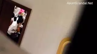 متلصص يسجل ثنائيًا مشاغلًا يمارسان الجنس بعنف في كابينة الحمام