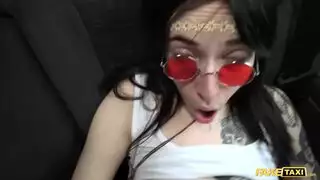 ممرضة لعوبة تلعب بحلمات شقراء قاسية في غرفة الكشف