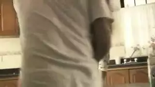 ولد ينك طيز أمه وهي تقولو نيكني