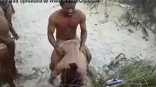 نساء نائمة عل شاطئ لبحر بدون ملبس