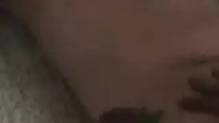 فتاة آسيوية محلوقة تُنادى بقوة من شريك جديد