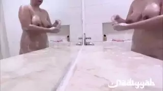 الاستحمام في الشهوة: زوجة عربية ضخمة الثدي تتبلل بالكامل
