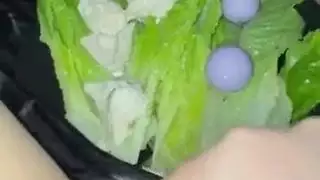 المرة الأولى للعاهرة الهواة الصغيرة في الجنس الصريح: نهاية كريمية مضمونة