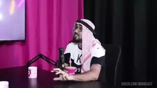 فتاة سمراء تتعرض للإيلاج المزدوج: قضيب في فمها وآخر على أثدائها إباحي كامل