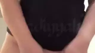 فتاة عربية عديمة المال تكشف عن أثدائها وتدلك كسي الكثيف