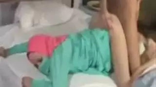 جميلة الصحراء تتعرض لهزات قوية من رجلها في السرير