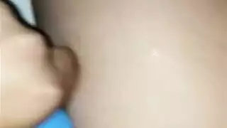 عاهرة تمص قضيب رجلها ثم تحصل على قذف على وجهها من عشيقها المدللة