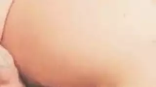 حارتان موشومتان تتبادلان ألعابًا كهربائية في فيلم سحاقي مثير